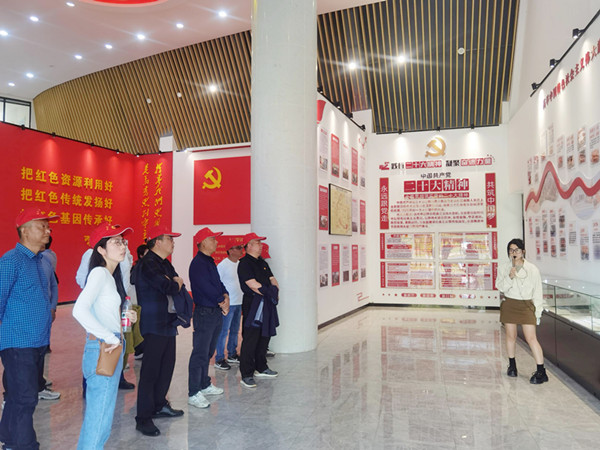 傳承五四精神 凝聚青春力量--高郵水司開(kāi)展“凝心聚力謀發(fā)展 同舟共濟(jì)克時(shí)艱”主題團(tuán)建活動(dòng) (3)_副本.jpg