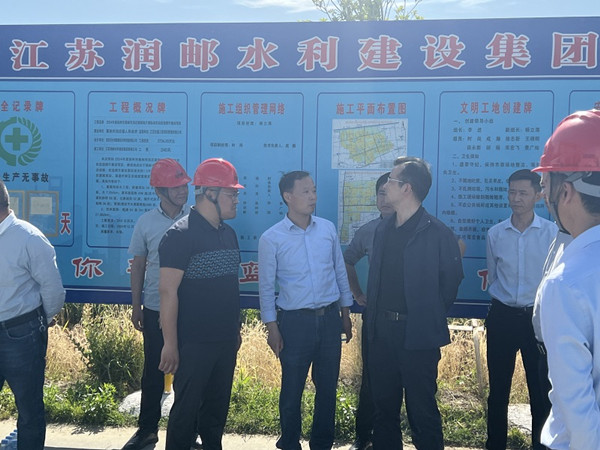 省農(nóng)業(yè)農(nóng)村廳領(lǐng)導(dǎo)赴高標(biāo)準(zhǔn)農(nóng)田項(xiàng)目督查建設(shè)情況 (2)_副本.jpg