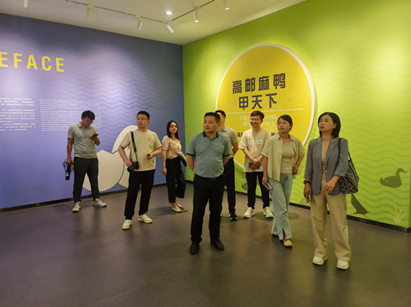 “水禽高質(zhì)量發(fā)展深度采訪媒體行”活動(dòng)走進(jìn)高郵鴨集團(tuán) (2)_副本.jpg