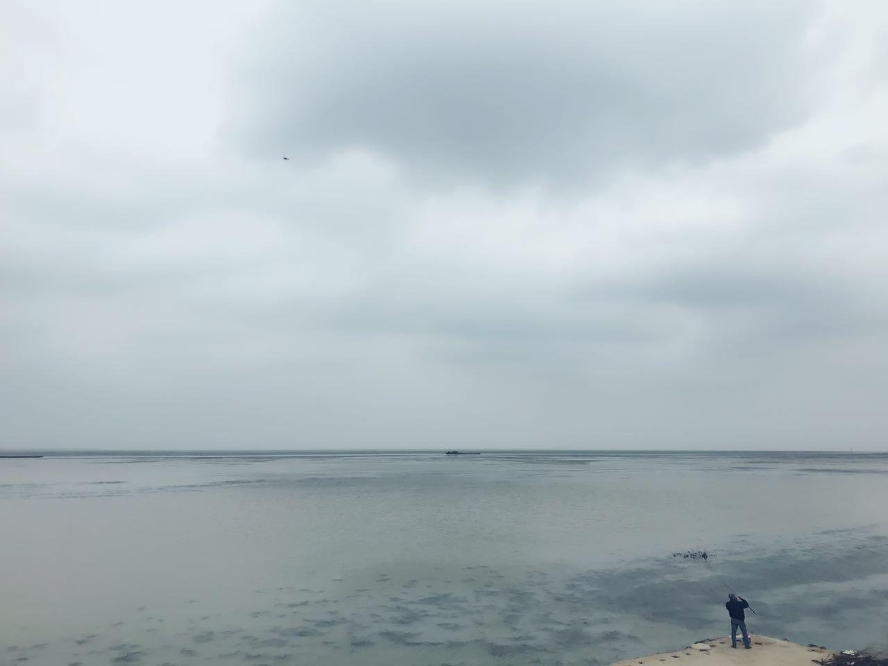 清風(fēng)徐來,水天一色!沉默如約,天水相映!.jpg